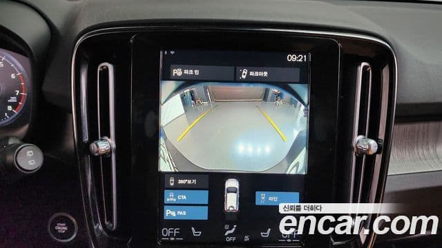Volvo XC40 2021 — ფოტო 15/20
