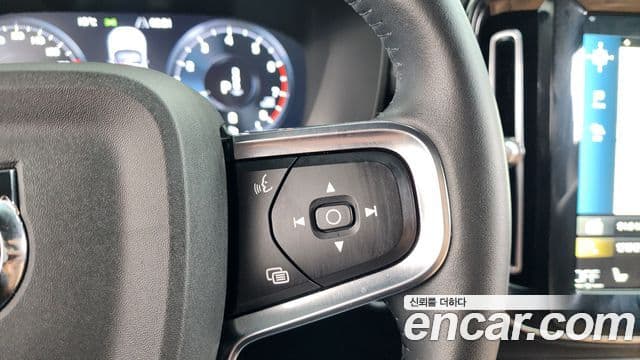 Volvo XC40 2021 — ფოტო 17/20