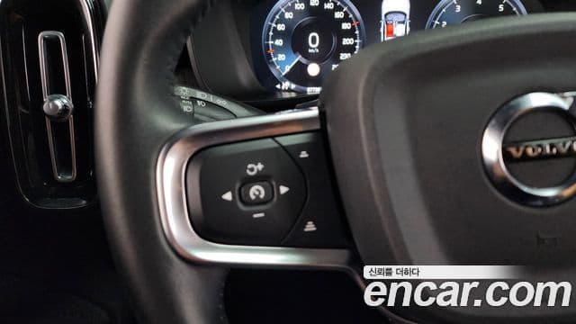 Volvo XC40 2021 — ფოტო 18/20