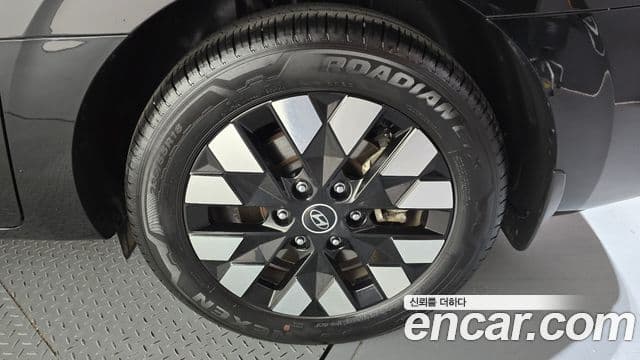 Hyundai Staria 2025 — Photo 17/31