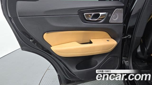 Volvo XC60 2019 — Photo 18/31