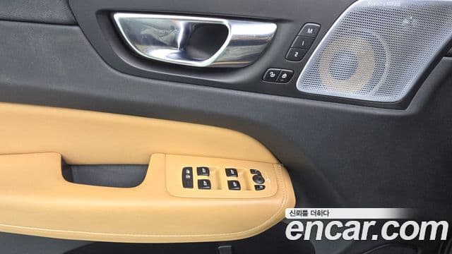 Volvo XC60 2019 — Photo 7/31
