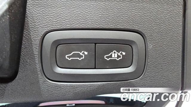 Volvo XC60 2019 — Photo 8/31