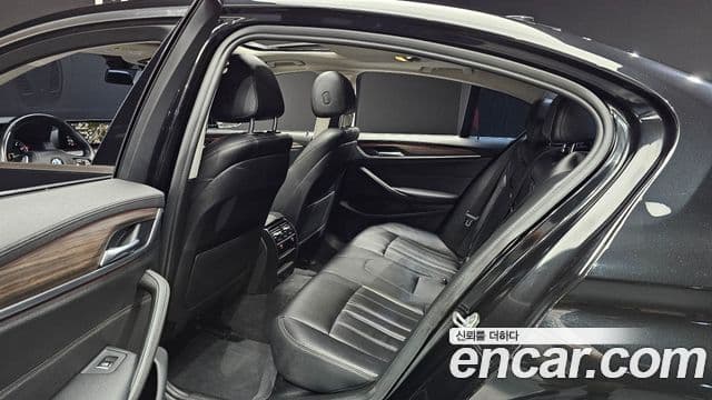 BMW 5 Series 2019 — Фото 12/20
