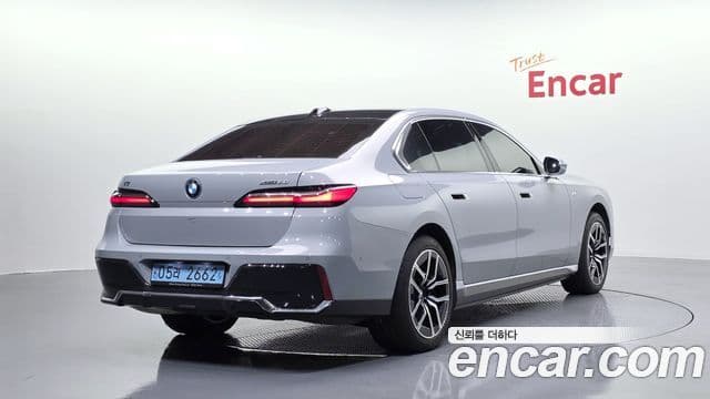 BMW i7 2023 — ფოტო 29/37