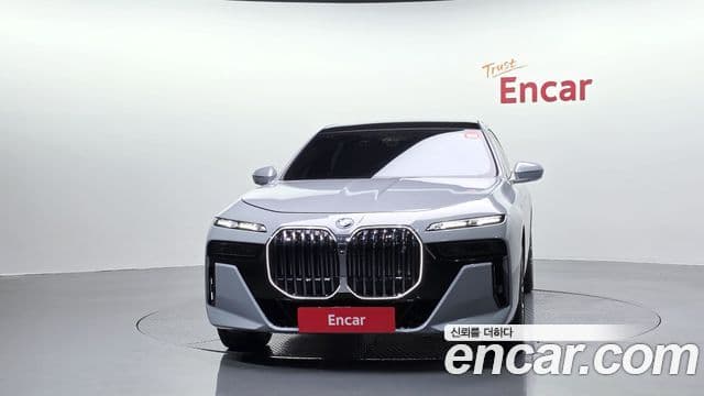 BMW i7 2023 — ფოტო 18/37