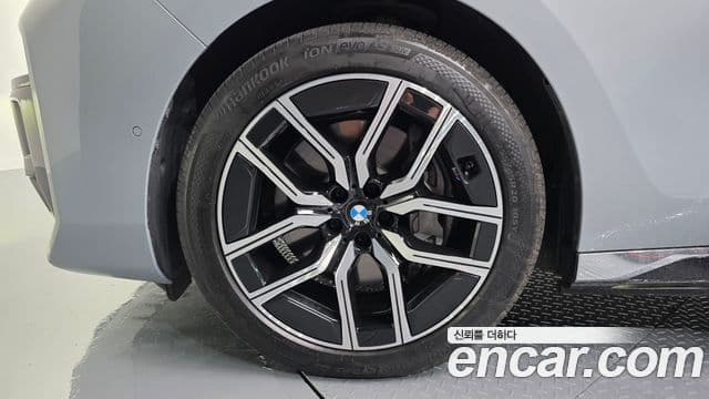 BMW i7 2023 — ფოტო 32/37