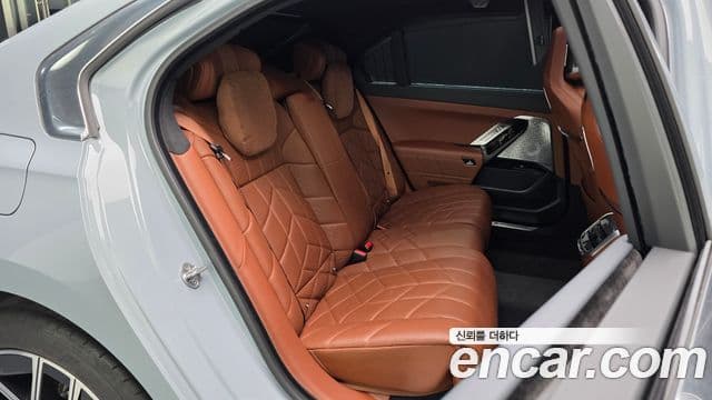 BMW i7 2023 — ფოტო 33/37
