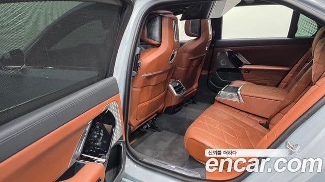 BMW i7 2023 — ფოტო 28/37