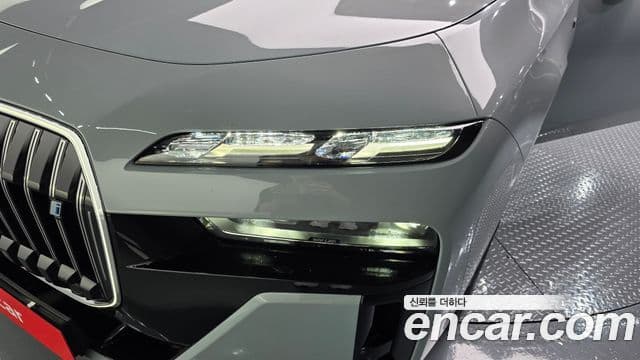 BMW i7 2023 — ფოტო 17/37