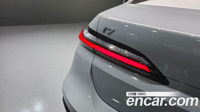 BMW i7 2023 — ფოტო 31/37
