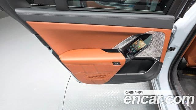 BMW i7 2023 — ფოტო 21/37