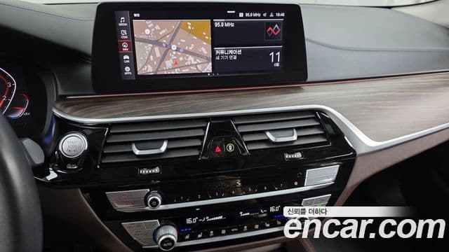 BMW 5 Series 2020 — Фото 12/20