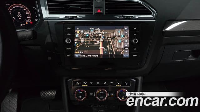 Volkswagen Tiguan 2020 — ფოტო 15/20