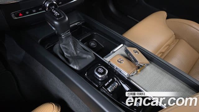 Volvo XC60 2018 — Photo 3/20