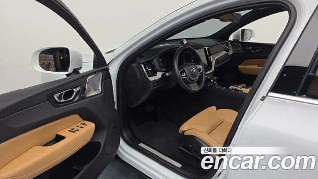 Volvo XC60 2018 — Photo 12/20