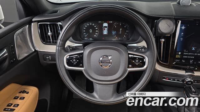 Volvo XC60 2018 — Photo 7/20