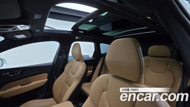 Volvo XC60 2018 — Photo 2/20