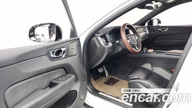 Volvo XC60 2020 — Фото 10/20