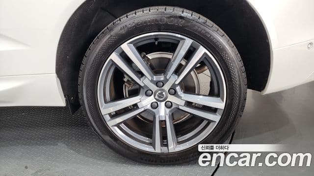 Volvo XC60 2020 — Photo 30/35