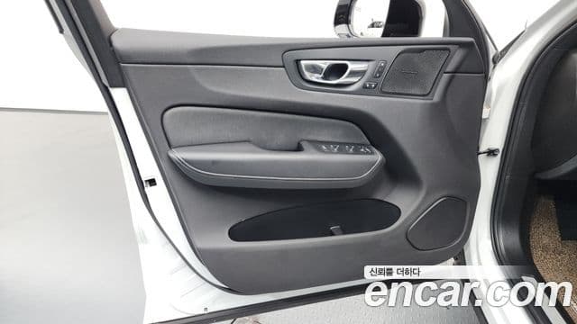 Volvo XC60 2020 — Photo 7/35