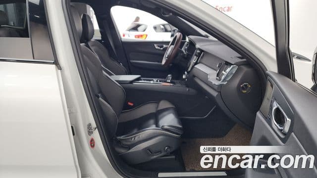 Volvo XC60 2020 — Photo 16/35