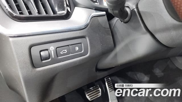 Volvo XC60 2020 — Photo 28/35