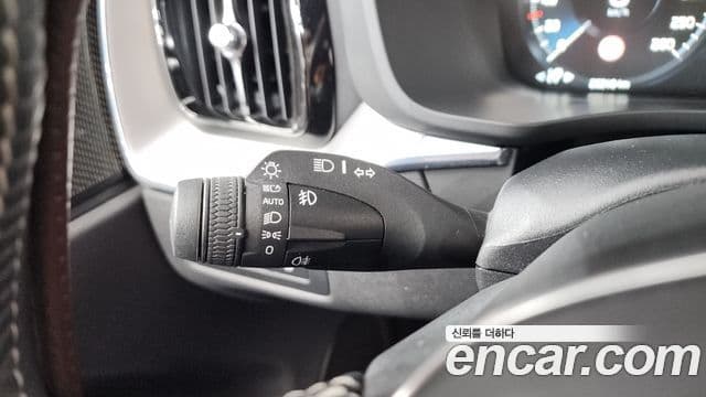 Volvo XC60 2020 — Photo 14/35
