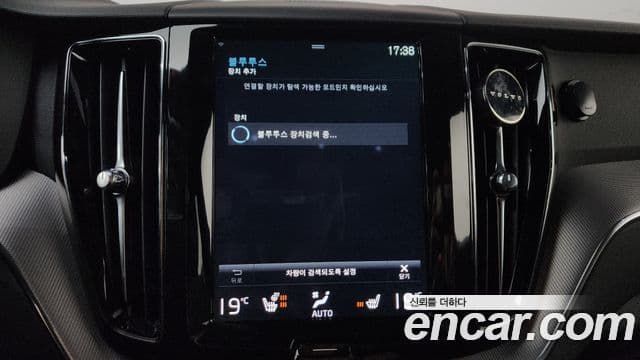 Volvo XC60 2020 — Photo 18/35