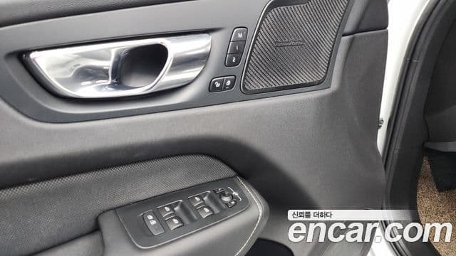 Volvo XC60 2020 — Photo 6/35