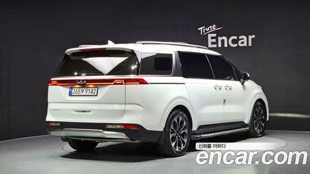 Kia Carnival 2023 — ფოტო 2/20