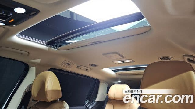 Kia Carnival 2023 — ფოტო 19/20