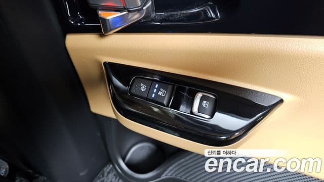 Kia Carnival 2023 — Photo 25/35