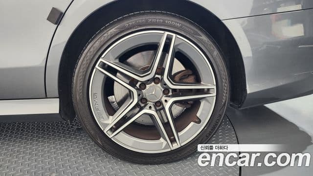 Mercedes-Benz E-Class 2019 — Photo 13/36