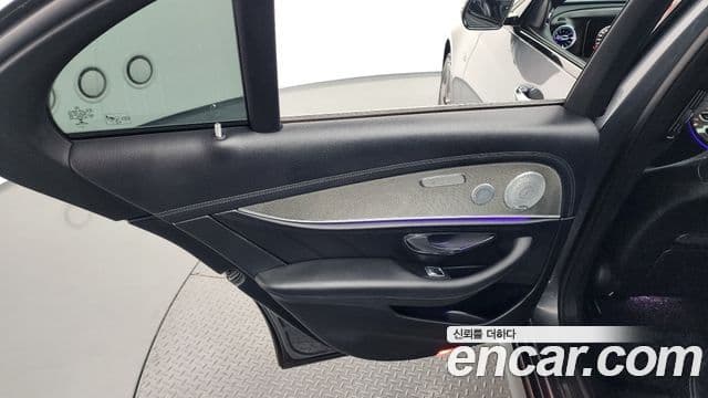 Mercedes-Benz E-Class 2019 — Photo 19/36