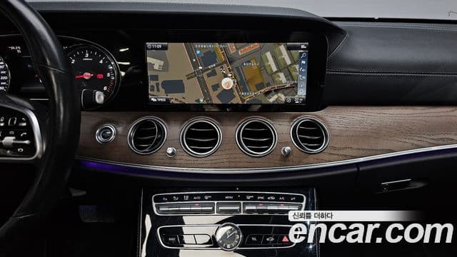 Mercedes-Benz E-Class 2019 — ფოტო 13/20