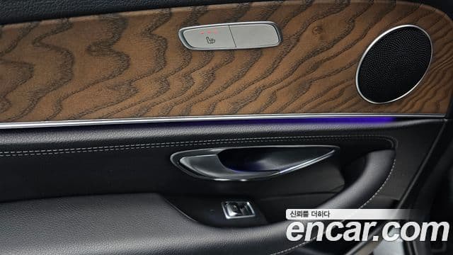 Mercedes-Benz E-Class 2019 — ფოტო 19/20