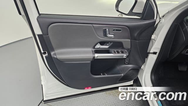 Mercedes-Benz EQB 2024 — ფოტო 31/32
