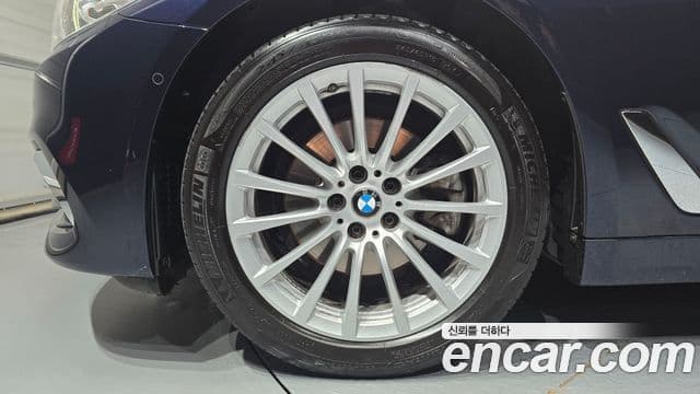 BMW 5 Series 2019 — ფოტო 4/20