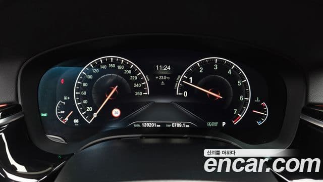 BMW 5 Series 2019 — ფოტო 6/20