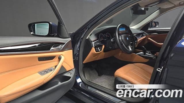 BMW 5 Series 2019 — ფოტო 8/20
