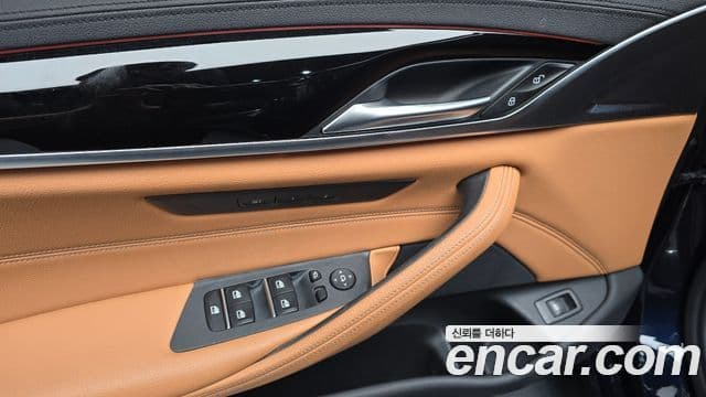 BMW 5 Series 2019 — ფოტო 16/20