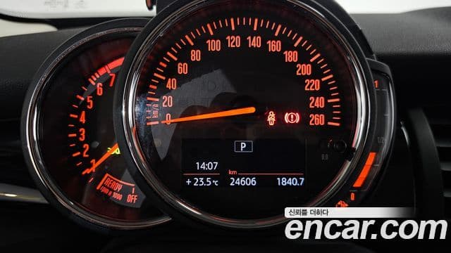 Mini Cooper 2020 — ფოტო 8/20