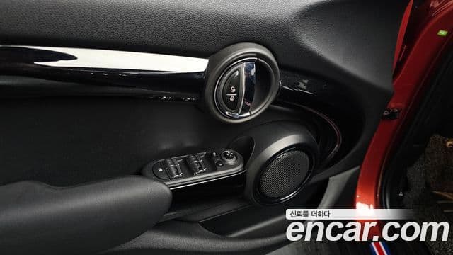 Mini Cooper 2020 — ფოტო 19/20