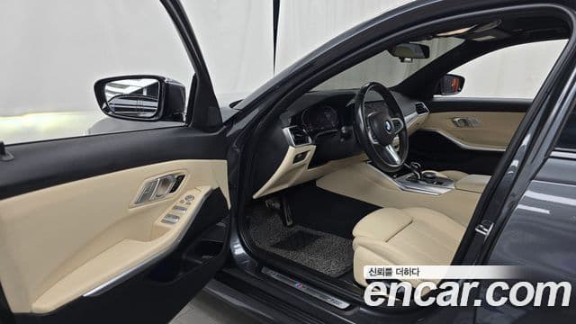 BMW 3 Series 2022 — ფოტო 8/20