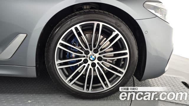 BMW 5 Series 2019 — Photo 31/33