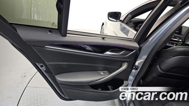 BMW 5 Series 2019 — Photo 3/33