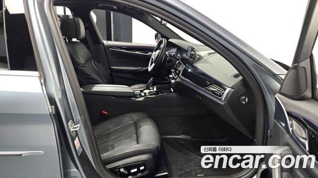 BMW 5 Series 2019 — Photo 26/33