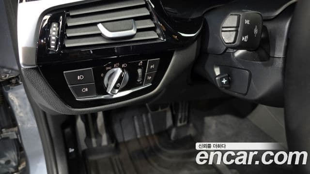 BMW 5 Series 2019 — Photo 24/33