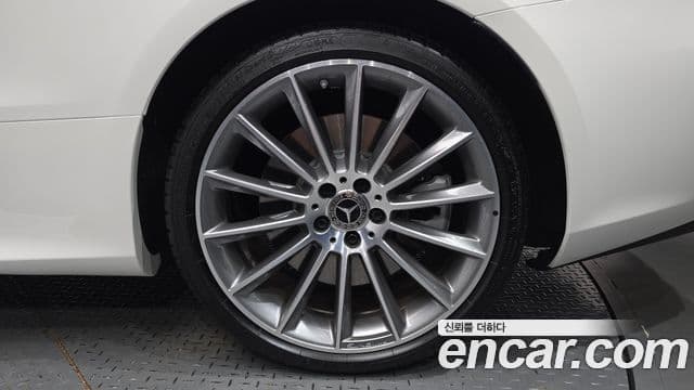 Mercedes-Benz E-Class 2023 — Photo 15/35